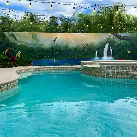 Welcome To The Jungle! Pool & Jacuzzi! Sleeps 12+!